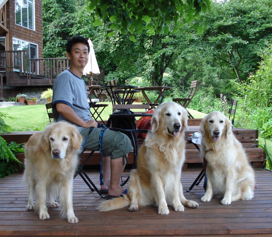 ３頭の愛犬、故・フィリア（左）、ジュリオ（中）、キアラ（右）と代表・森井雄一